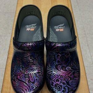 Dansko XP 2.0 Black and Purple Patterned Clogs. Size 37